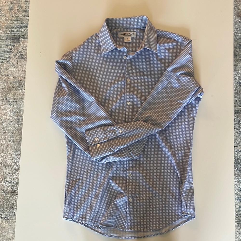 Mizzen+Main Blue and White tech fabric button down.
